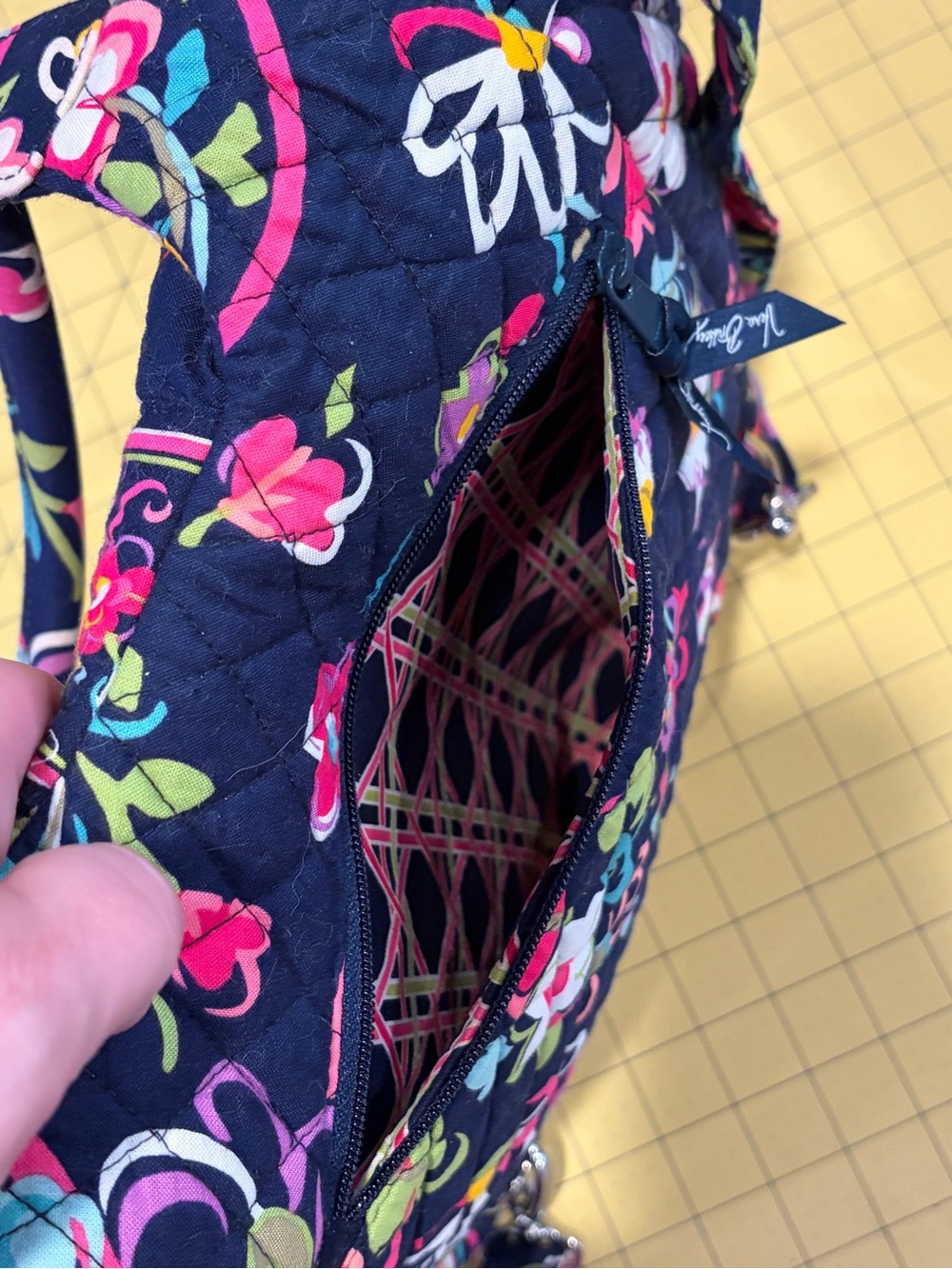 Vera Bradley Navy Floral "Ribbons" Quilted convertible Shoulder Tote/Backpack - Picture 4 of 6